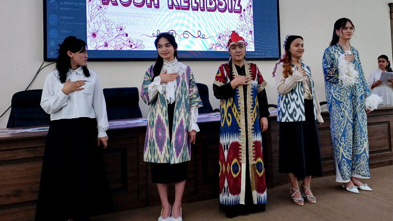 Uxlayotgan ona bilan jinsiy aloqa Katta klitoris Kiev