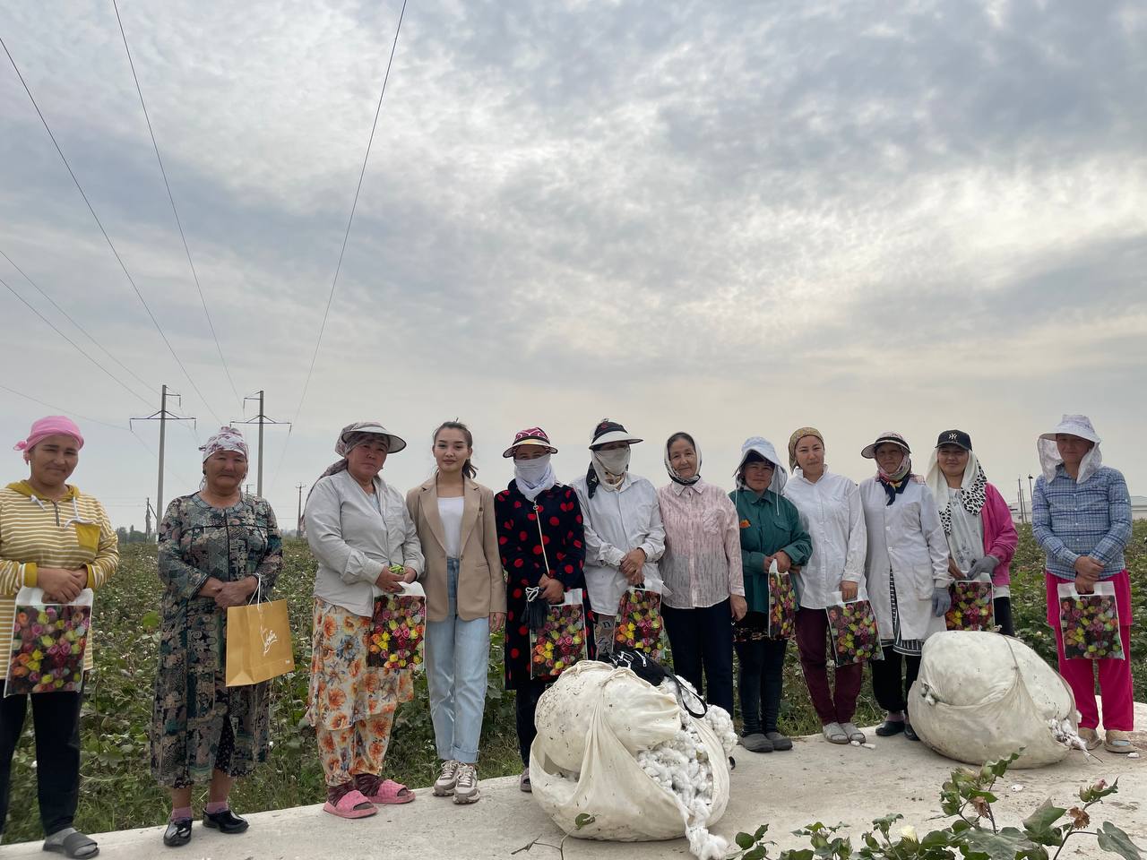 Busty gozallik bilan porno Qiz tepada boladi